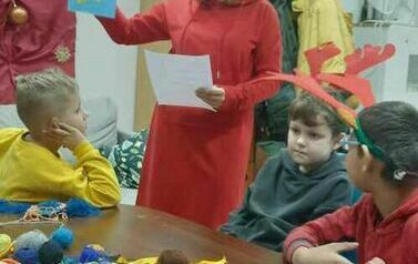 Dzieci ze świątecznym elfem