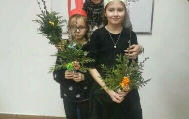 Mama z c&oacute;rkami pozują z palmami