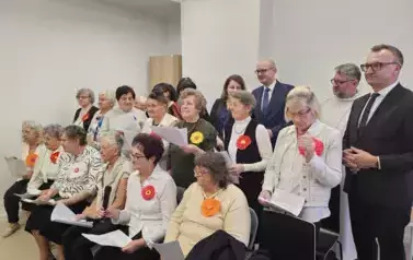 Występ artystyczny uczestnik&oacute;w Dziennego Domu Pobytu senior + 
