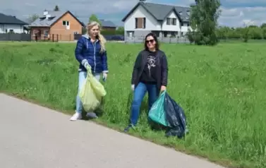 Pracownicy OPS uczestniczą w akcji "Wsp&oacute;lnie sprzątaMY Sandomierz"