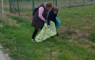 Pracownicy OPS uczestniczą w akcji "Wsp&oacute;lnie sprzątaMY Sandomierz"