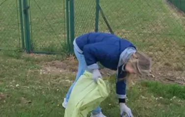 Pracownicy OPS uczestniczą w akcji "Wsp&oacute;lnie sprzątaMY Sandomierz"