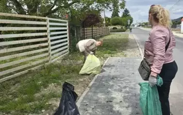 Pracownicy OPS uczestniczą w akcji "Wsp&oacute;lnie sprzątaMY Sandomierz"