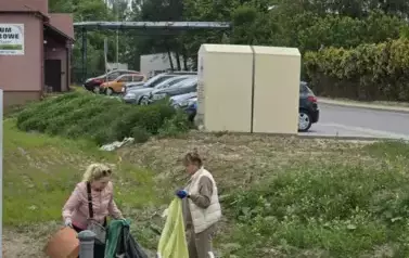 Pracownicy OPS uczestniczą w akcji "Wsp&oacute;lnie sprzątaMY Sandomierz"