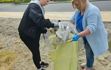 Pracownicy OPS uczestniczą w akcji &quot;Wsp&oacute;lnie sprzątaMY Sandomierz&quot;