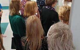 Dyrekcja OPS wraz z pracownikami ogląda pomieszczenia Dziennego Oddziału Psychiatrycznego