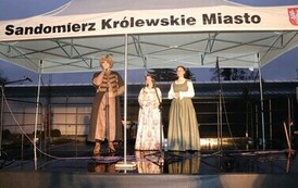 Członkowie Chorągwi Rycerstwa Ziemi Sandomierskiej opowiadają o dawnych tradycjach  bożonarodzeniowych