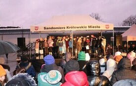 Uczestnicy Wigilii Miejskiej oglądający występ artystyczny dzieci (2)