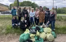 Pracownicy OPS uczestniczą w akcji "Wsp&oacute;lnie sprzątaMY Sandomierz"