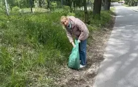 Pracownicy OPS uczestniczą w akcji "Wsp&oacute;lnie sprzątaMY Sandomierz"