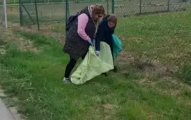 Pracownicy OPS uczestniczą w akcji "Wsp&oacute;lnie sprzątaMY Sandomierz"