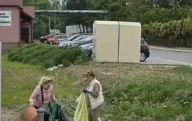 Pracownicy OPS uczestniczą w akcji "Wsp&oacute;lnie sprzątaMY Sandomierz"