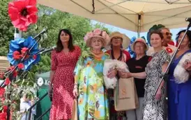 Pamiątkowe zdjęcie uczestnik&oacute;w konkursu muzycznego - Dośpiewaj... seniorze  jaka to melodia?