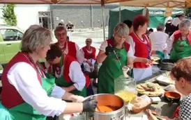Stoisko KGW "Ziemia Dwikoska" w Dwikozach z "Biesiadnym Jadłem"