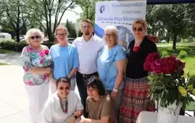 Pamiątkowe zdjęcie Sandomierskiego Stowarzyszenia Rodzin i Przyjaci&oacute;ł Zdrowia Psychicznego "Nadzieja" wraz z Sandomierskim Centrum Psychiatrii poradnia zdrowia psychicznego 