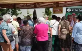 Uczestnicy imprezy przy stoiskach z "Biesiadnym Jadłem"