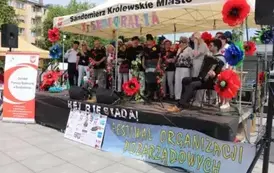 Występ artystyczny uczestnik&oacute;w Dziennych Dom&oacute;w Pobytu "Senior+" w Sandomierzu