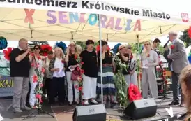 Występ artystyczny uczestnik&oacute;w Dziennych Dom&oacute;w Pobytu "Senior+" w Sandomierzu
