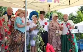 Odśpiewanie hymnu senior&oacute;w przez uczestnik&oacute;w Senioralii 2025
