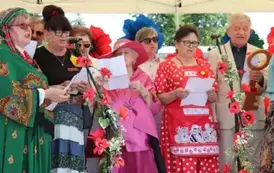 Odśpiewanie hymnu senior&oacute;w przez uczestnik&oacute;w Senioralii 2025