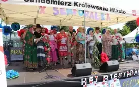 Odśpiewanie hymnu senior&oacute;w przez uczestnik&oacute;w Senioralii 2025