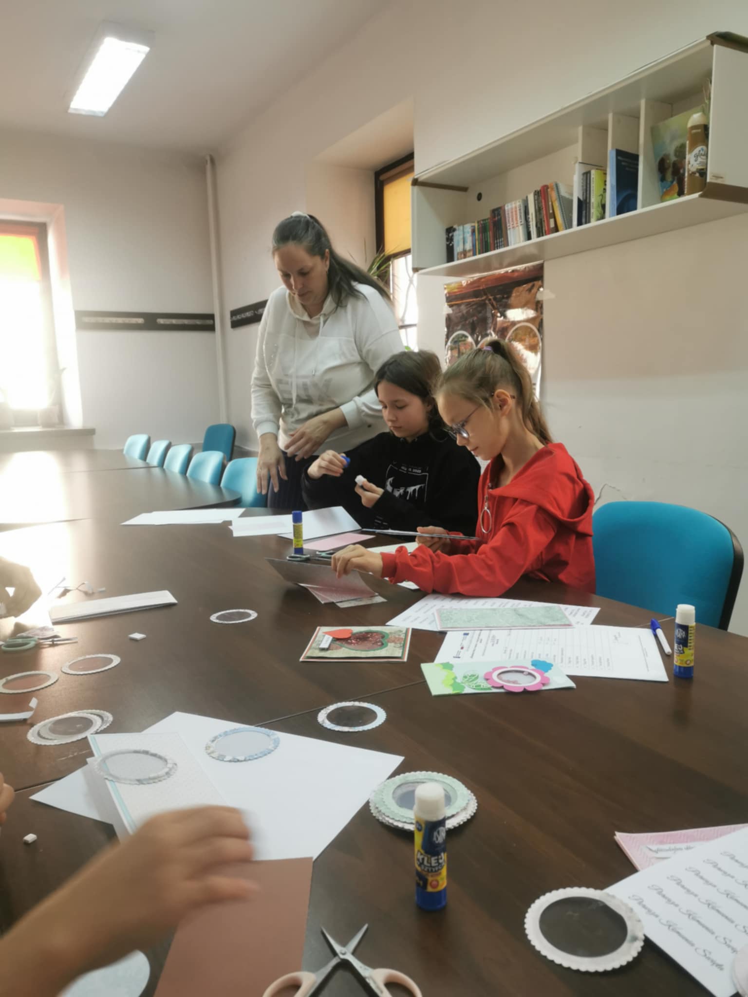 dziewczynki wykonuja prace plastyczne