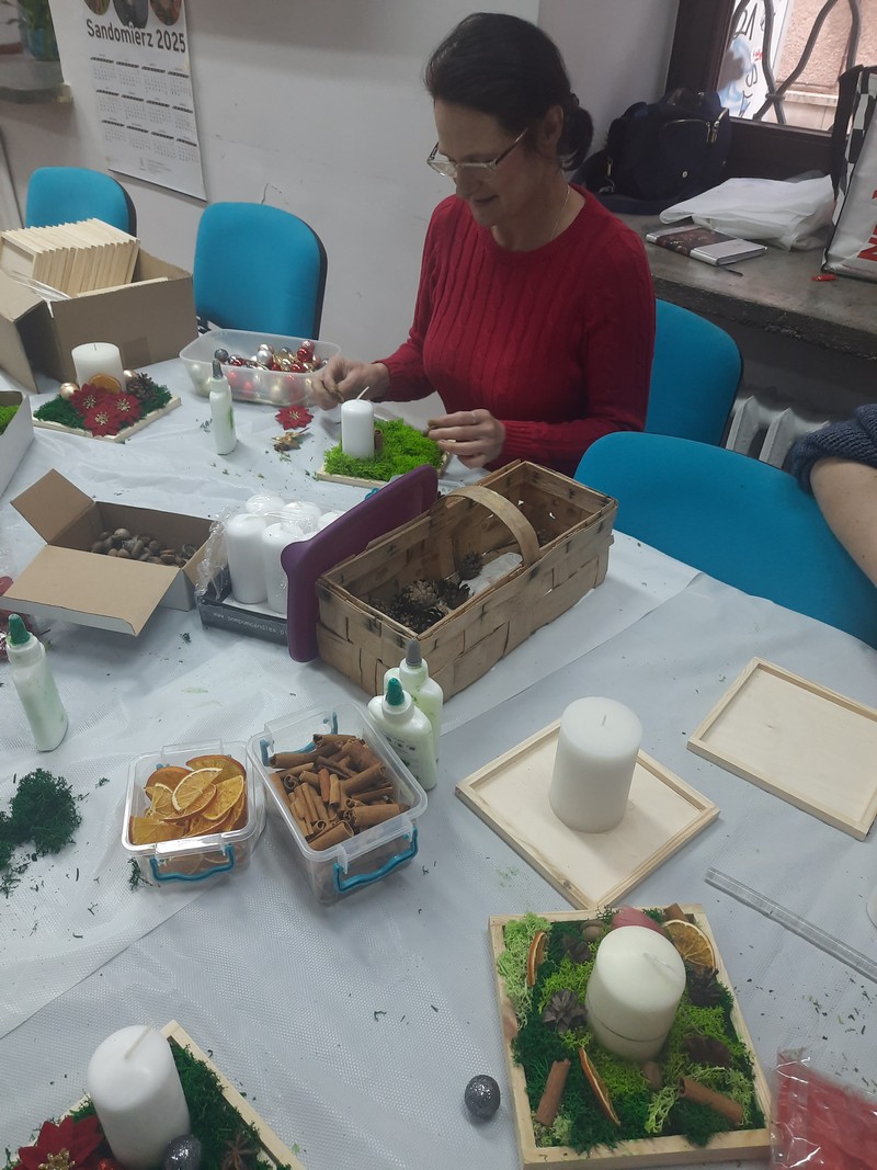 Pani wykonuje stroik bożonarodzeniowy