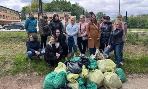 Pracownicy OPS uczestniczą w akcji 'Wspólnie sprzątaMY Sandomierz'